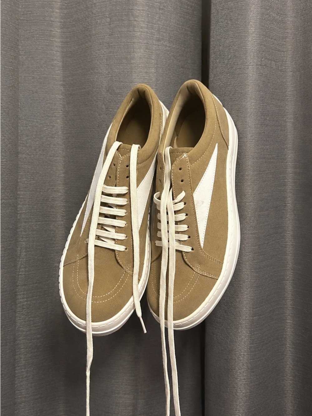 Classic Men's Tan Suede Low-Top Sneakers - Casual Everyday Style